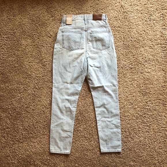 Madewell The Curvy Perfect Vintage Jean in light blue - Picture 3 of 11
